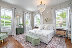 4 bedrooms, desk, iron/ironing board, free WiFi - Luxurious Historic Mansion on Gaston Street By Lucky Savannah (Savannah)