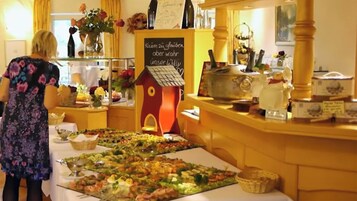Café da manhã com buffet todos os dias (EUR 15 por pessoa) 