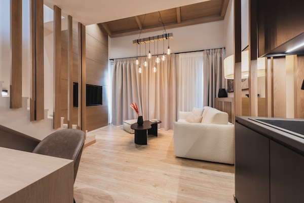 Family Suite with Loft and Mountain View | Zona de estar | Una televisión