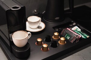 Eine Kaffeemaschine mit einer Tasse und einer Kaffeekapsel.