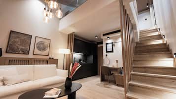 Family Suite with Loft and Mountain View | 起居區 | 電視