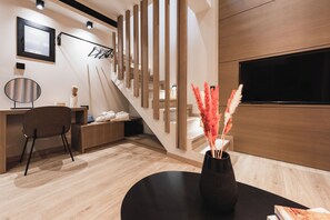 Family Suite with Loft and Mountain View | Zona de estar | Una televisión