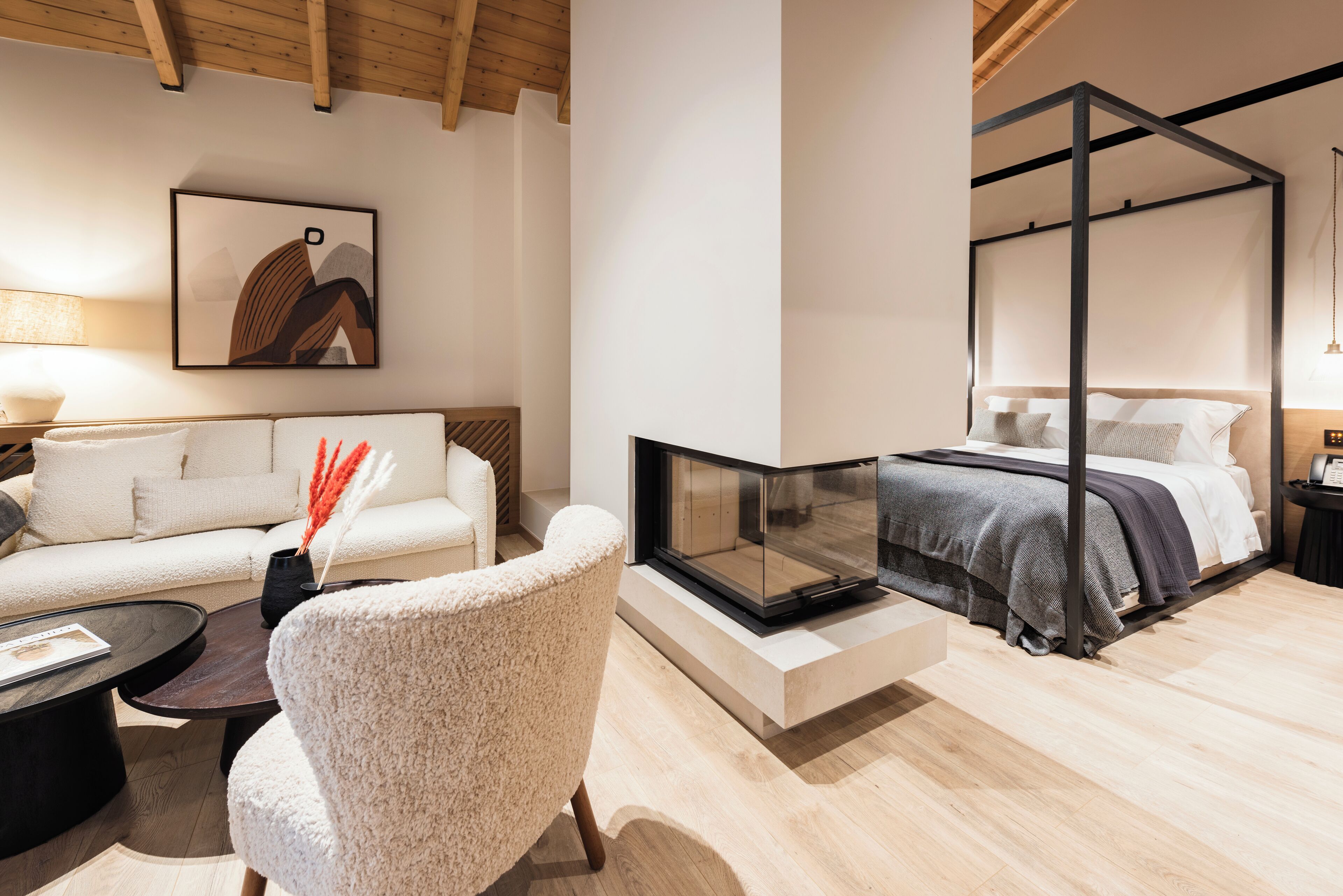 Revi Suite with Mountain View | Area keluarga | TV