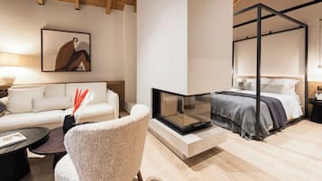 Revi Suite with Mountain View | Area keluarga | TV