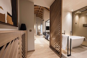 Revi Suite with Mountain View | Bathroom | Free toiletries, hair dryer, slippers, towels