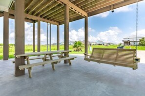 Outdoor dining - Tipsy Turtle - Close to beach, Cargo Lift, 3 bedroom, Sleeps 8 (Crystal Beach)
