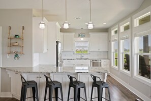 Fridge, microwave, dishwasher, coffee/tea maker - Tipsy Turtle - Close to beach, Cargo Lift, 3 bedroom, Sleeps 8 (Crystal Beach)