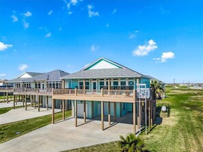 Exterior - Tipsy Turtle - Close to beach, Cargo Lift, 3 bedroom, Sleeps 8 (Crystal Beach)