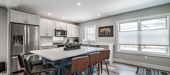 The Rust Bucket- In town Bethel home near Golf , hiking, floating and food!