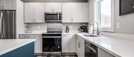 Refrigerador, microondas, horno, placa de cocina