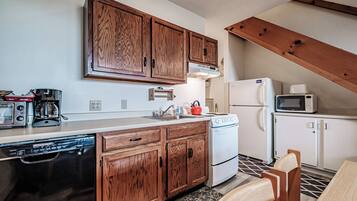 Een koelkast, een magnetron, een oven, een vaatwasser