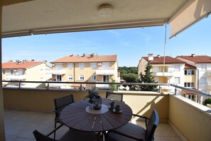 Outdoor dining - Luxury Apartment Premantura 600 from the beach (Premantura)