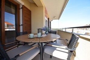 Outdoor dining - Luxury Apartment Premantura 600 from the beach (Premantura)