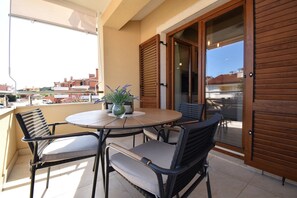 Outdoor dining - Luxury Apartment Premantura 600 from the beach (Premantura)