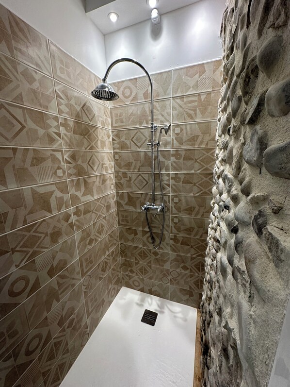 Dusche, Haartrockner, Handtücher, Seife