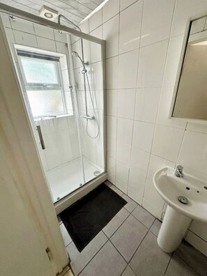 Asciugacapelli, asciugamani, sapone, carta igienica