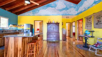 Fridge, oven, stovetop, coffee/tea maker