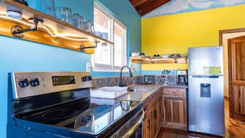 Fridge, oven, stovetop, coffee/tea maker