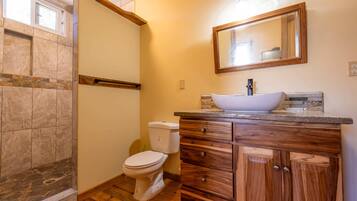 Secadora de cabello, toallas, jabón, papel de baño