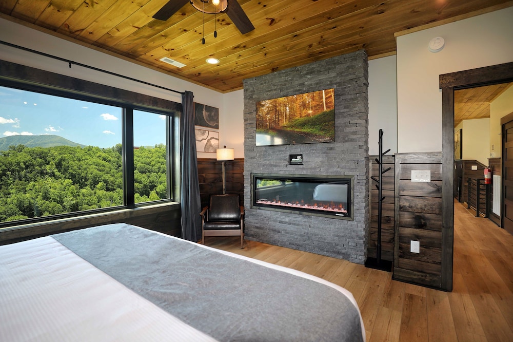 NEW Luxury 6 Bed Suites, Game Room, Nursery, Amazing Views