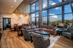 Smart TV, chimenea, reproductor de DVD, futbolito