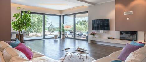 Tv, eldstad och ett bordtennisbord