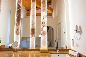 Shower, hair dryer, bidet, towels - La Divina -king Deluxe (Tropea)