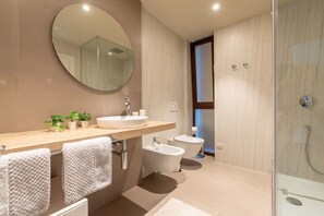 Dusche, Haartrockner, Handtücher