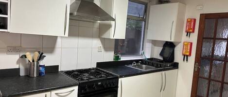 Batterie de cuisine, vaisselle et ustensiles