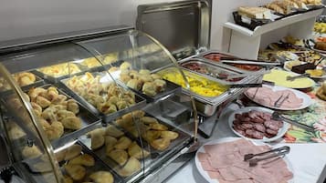Café da manhã com buffet grátis todos os dias