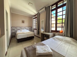 Habitación Deluxe con 2 camas individuales | Escritorio, espacio para trabajar con laptop y wifi gratis 