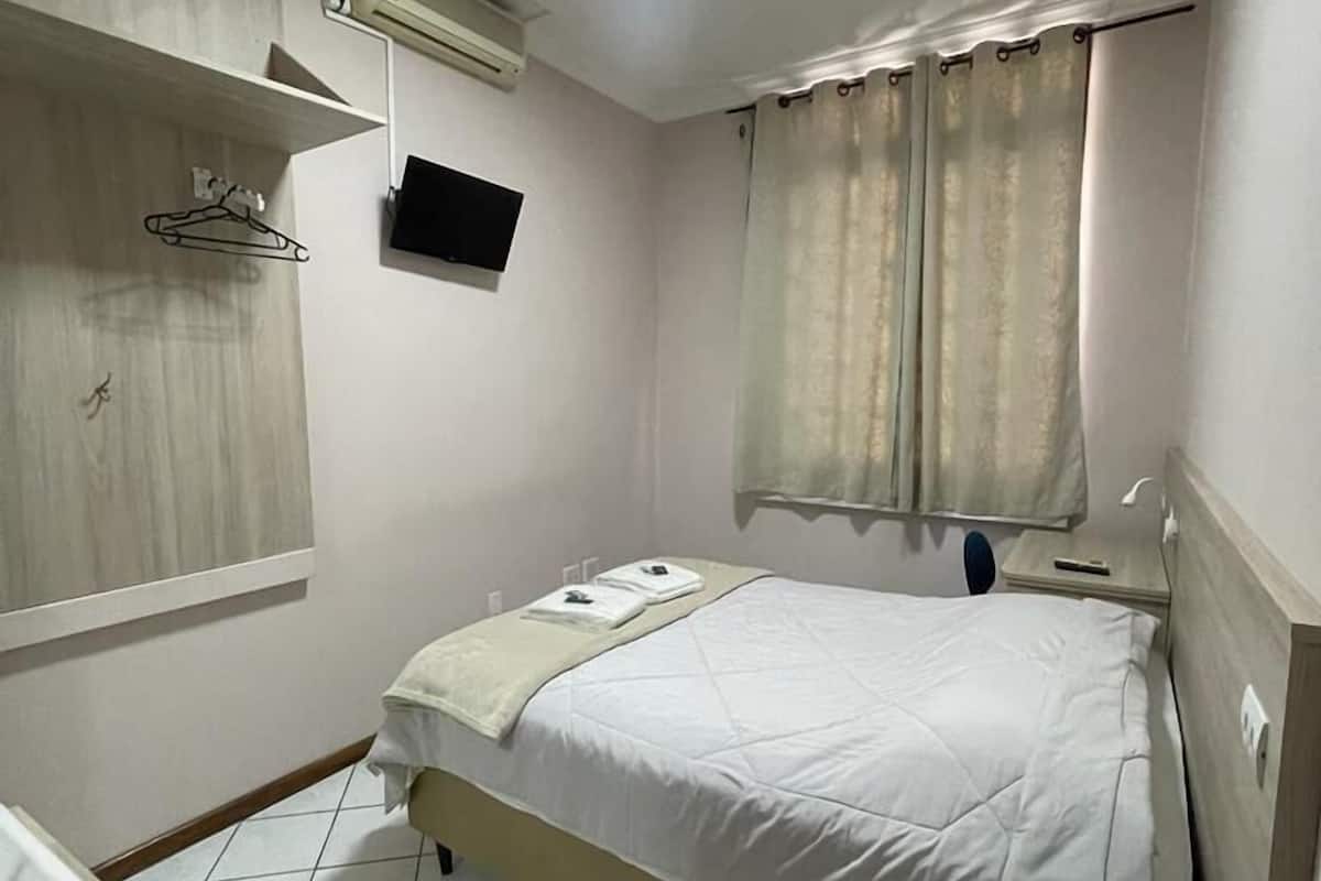 Habitación doble económica | Escritorio, espacio para trabajar con laptop y wifi gratis