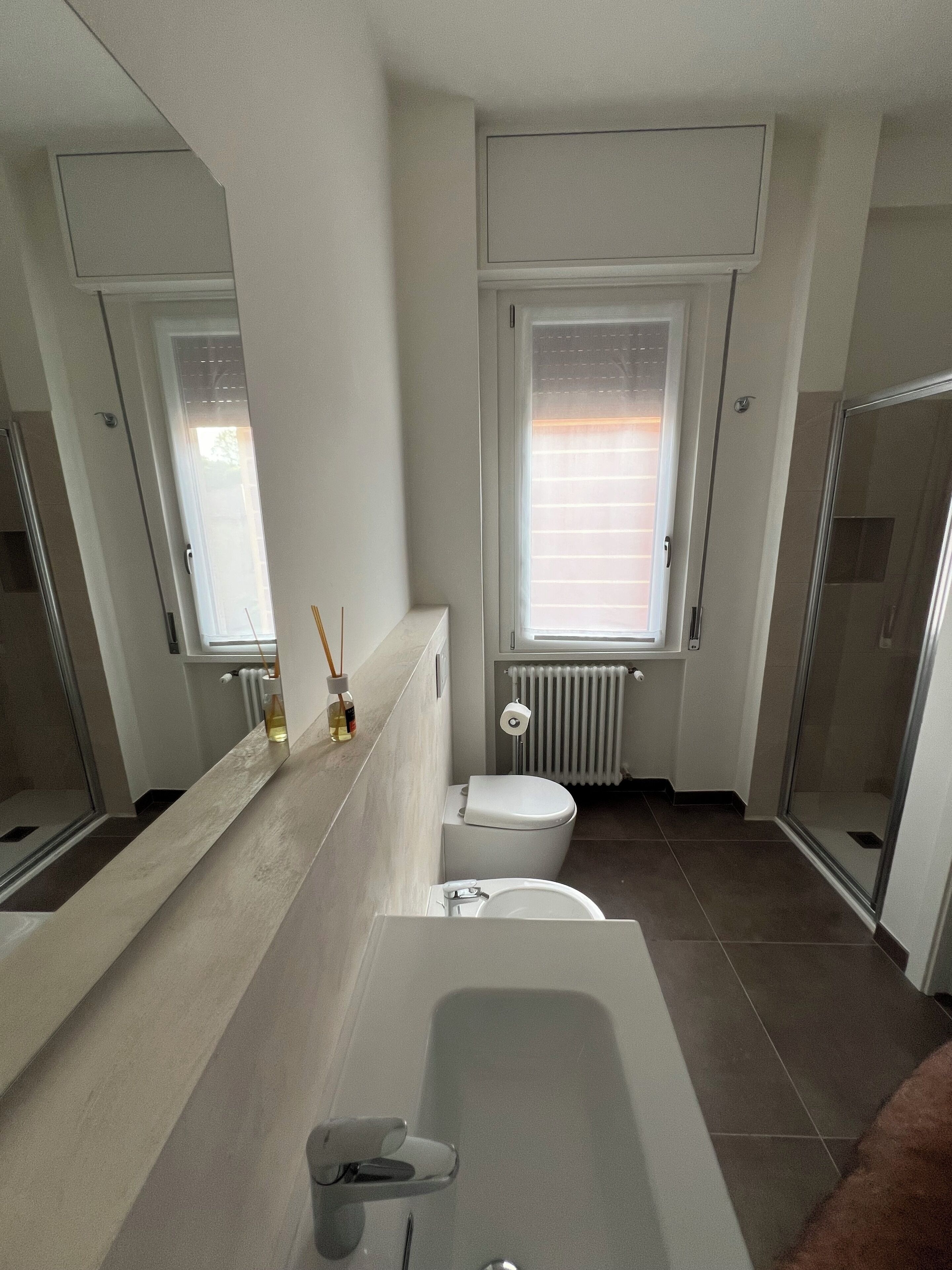 Douche, sèche-cheveux, bidet, serviettes fournies