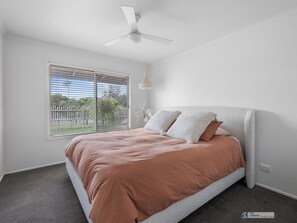 3 bedrooms, iron/ironing board, free WiFi - Surf Beach Retreat, 200 mtrs from Surf Beach, family holiday games, free WiFi (Surf Beach)