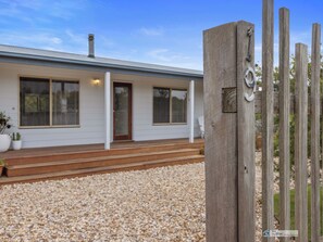 Exterior detail - Surf Beach Retreat, 200 mtrs from Surf Beach, family holiday games, free WiFi (Surf Beach)