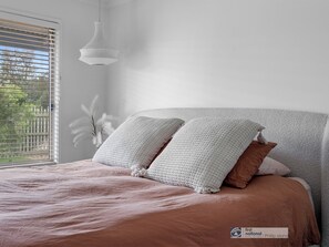 3 bedrooms, iron/ironing board, free WiFi - Surf Beach Retreat, 200 mtrs from Surf Beach, family holiday games, free WiFi (Surf Beach)