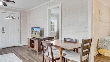 Duplex, 2 Bedrooms | Dining