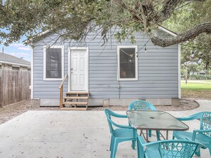 Duplex, 1 Bedroom | Outdoor dining - Merry Macaw Rp203b 1 Bedroom Duplex by RedAwning (Rockport)