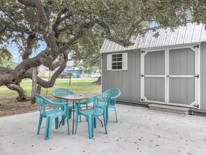 Outdoor dining - Merry Macaw Rp203b 1 Bedroom Duplex by RedAwning (Rockport)