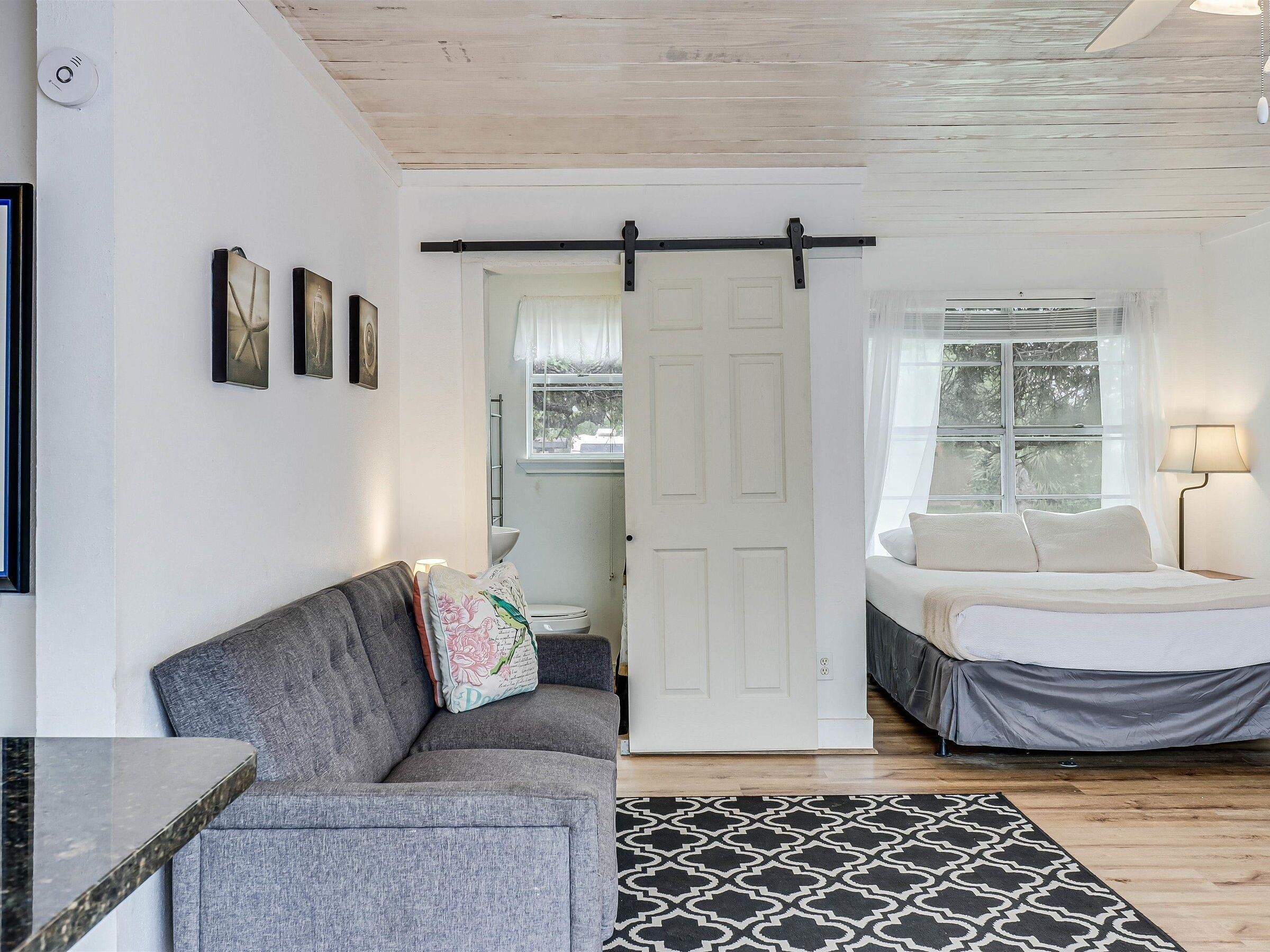 Duplex, 1 Bedroom | 1 bedroom, iron/ironing board, free WiFi