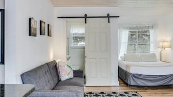 Duplex, 1 Bedroom | 1 bedroom, iron/ironing board, free WiFi