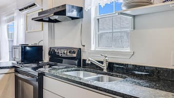 Duplex, 1 Bedroom | Private kitchen | Fridge, oven, stovetop, coffee/tea maker