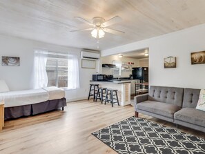 Duplex, 1 Bedroom | Living area