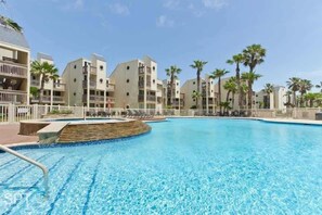 Departamento, 2 habitaciones | Alberca | Alberca al aire libre 