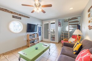 Condo, 2 quartos | Área de estar