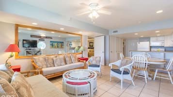 Condo, 2 quartos | Área de estar