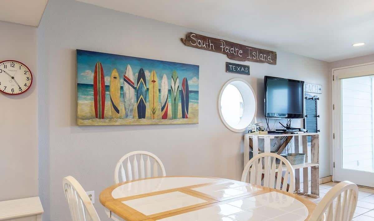 Apartment, 2 Bedrooms | Dining