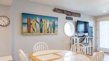 Apartment, 2 Bedrooms | Dining