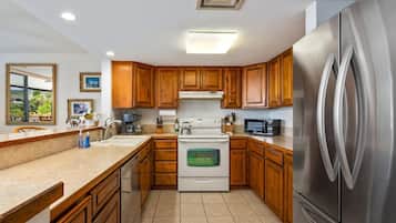 Condo, 2 Bedrooms | Private kitchen | Fridge, oven, coffee/tea maker, toaster