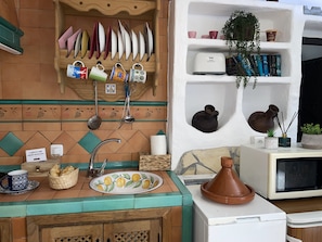 Réfrigérateur, micro-ondes, plaque de cuisson, cafetiÚre/bouilloire